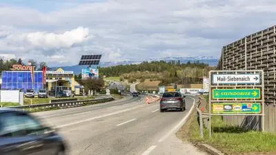 Eine starkbefahrene Schnellstraße.