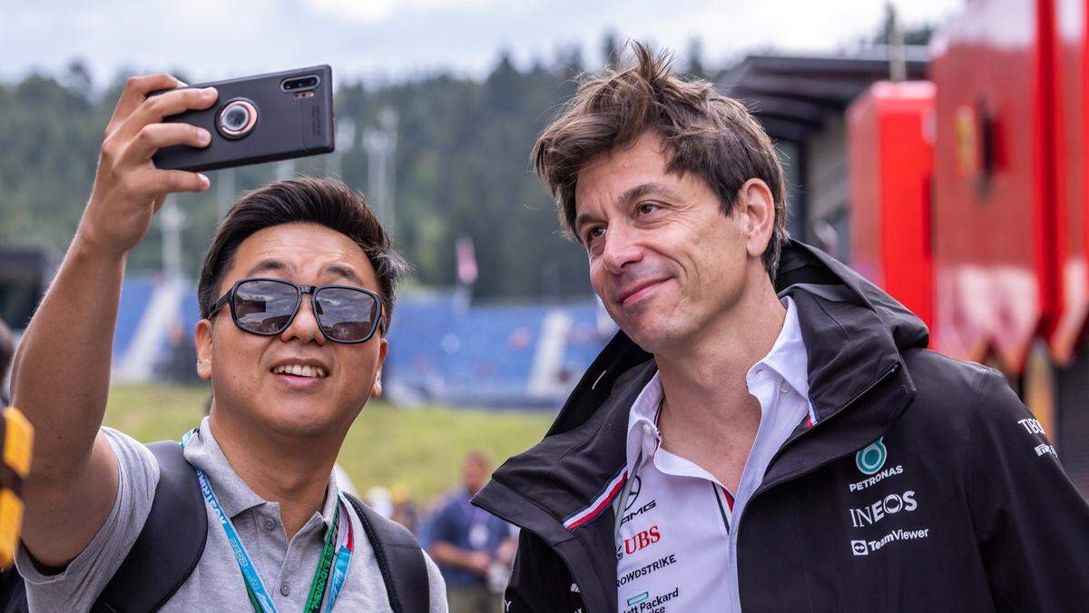 Toto Wolff, Motorsportchef bei Mercedes und Formel-1-Teamchef, mit einem Motorsport-Fan in Spielberg