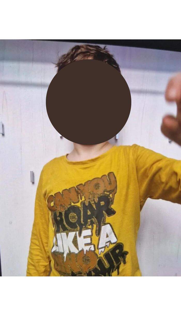 Arian trug dieses gelbe T-Shirt bei seinem Verschwinden