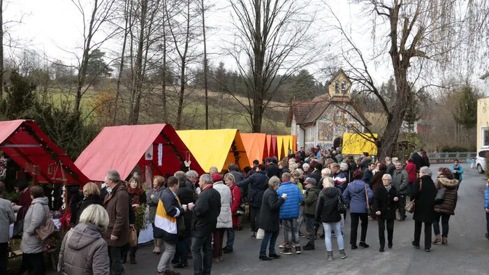 Bei der Dorfkapelle gab es basteleien und Handwerkskunst zu bestaunen, Backwaren und andere Köstlichkeiten sowie Getränke zu verkosten.
