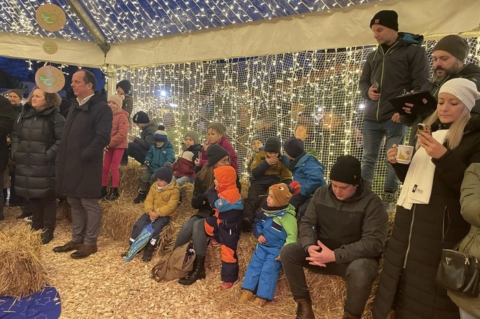 Der Adventmarkt am Hauptplatz wurde am Freitag von Bürgermeister Christoph Stark, Stadtmarketing-Chef Gerwald Hierzi, Pfarrer Giovanni Prietl und Pfarrerin Silvia Kamanova eröffnet. 