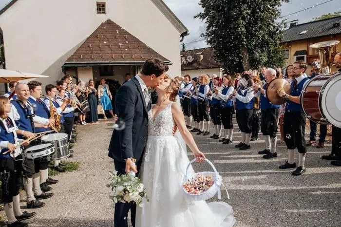 Das junge Ehepaar wurde bei der kirchlichen Hochzeit von den Musikerkolleginnen und Musikerkollegen begleitet