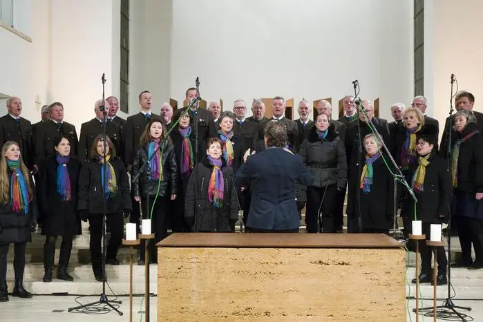 Begleitet wurden die Kärntner Sänger von der „Vokal Harmonie“ aus dem Weinviertel unter der Leitung von Matthias Steiner sowie der „RiDuRi’s Musi“, geführt von Johann Rinner, die mit ihren warmen Klängen eine festliche Atmosphäre schufen.