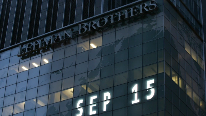 Die US-Investmentbank Lehman Brothers muss Insolvenzantrag stellen. Es kommt zu heftigen Turbulenzen an den Börsen, das Misstrauen steigt und breitet sich rasant über den Globus aus. Der Welthandel bricht ein, und in vielen Ländern stürzt die Wirtschaft in eine tiefe Rezession.