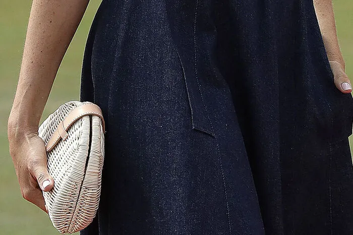 ... und im Gegensatz zu vielen anderen Kreationen der ehemaligen Schauspielerin war es noch dazu ein wahres Schnäppchen: die Bast-Tasche kostete im Ausverkauf lediglich 25 Euro.
