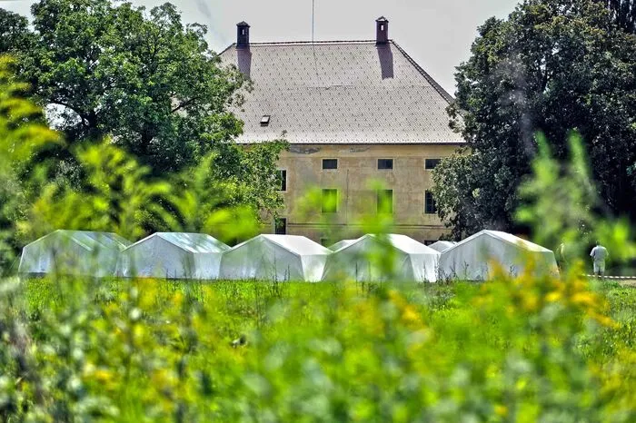 Die Flüchtlingskrise im Jahr 2015 hat den Bezirk St. Veit österreichweit in den Fokus gerückt. Am Gut Krumfelden in der Gemeinde Althofen stampfte der Bund nämlich das erste Zeltlager für Geflüchtete auf privatem Grund – nämlich auf jenem des ehemaligen Nationalrates Klaus Auer – aus dem Boden.