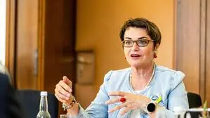 Beate Prettner in hellblauer Jacke bei einem Interview | „In Kärnten wird kein Krankenhaus zugesperrt“, betont Beate Prettner