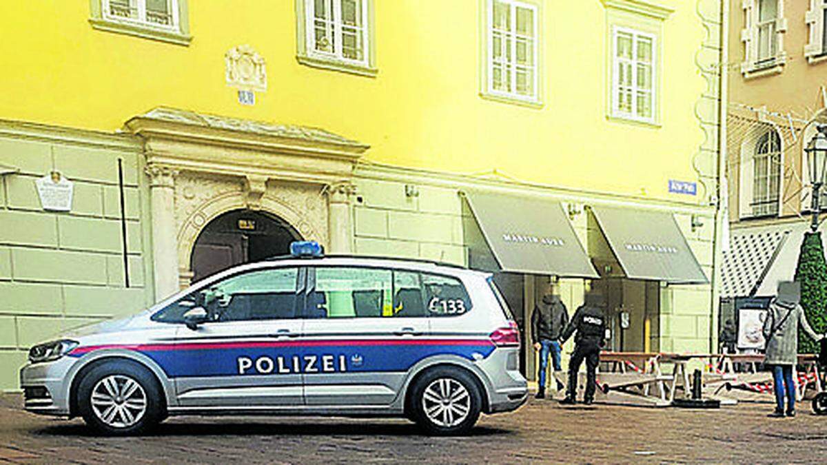 Der Gastgarten vor der Bäckerei Auer am Alten Platz wird abmontiert, weil die Absperrung immer wieder ignoriert wird 