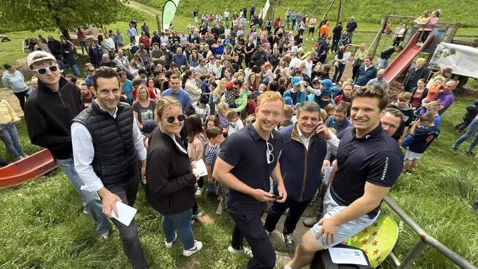 Den Countdown zur großen Ostereiersuche gab JVP-Stadtobmann Moritz Jost (rechts vorne)