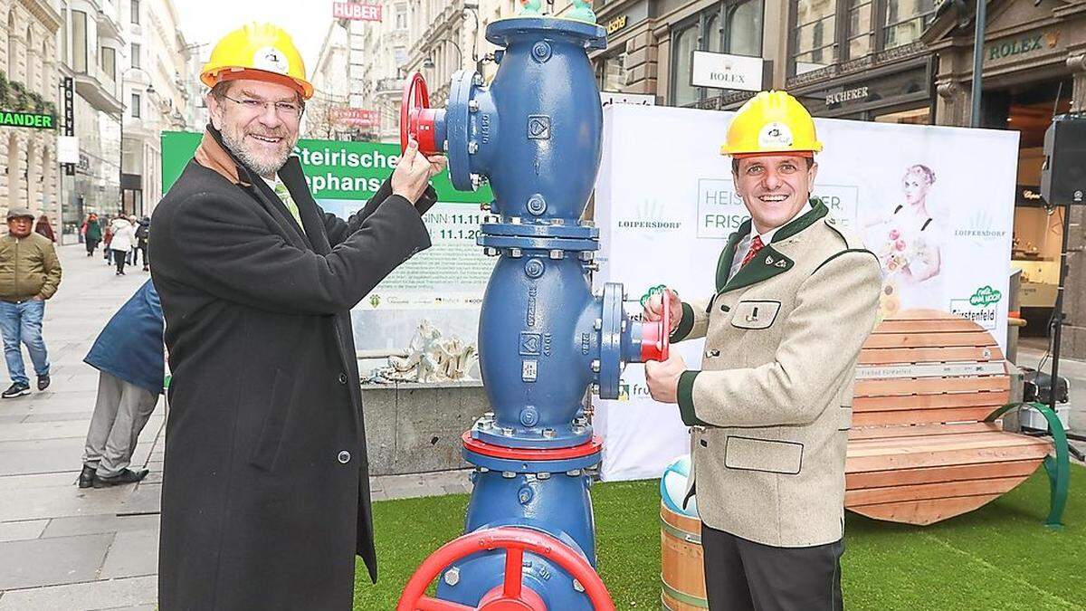 Andreas Zakostelsky, Obmann des Vereins der Steirer in Wien und Franz Jost, Bürgermeister von Fürstenfeld bei den ersten Testbohrungen in der Kärntner Straße