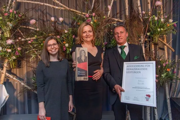 Herbert Urbicher (Confida) und Redakteurin Verena Gangl gratulierten Siegerin Silvia Reindl