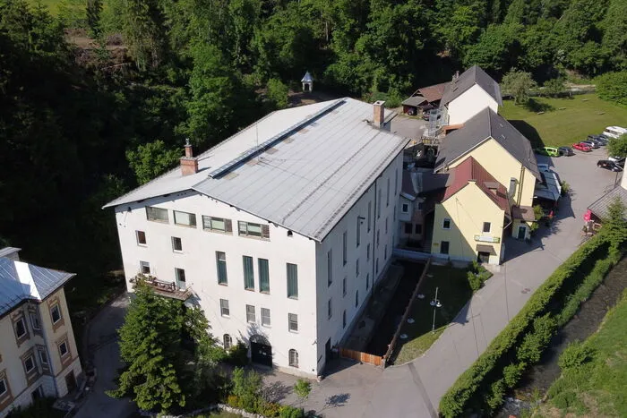 Luftaufnahme der Fabrik in Gödersdorf. Im Jahr 1909 wanderte die Produktion vom Standort in Bozen hierher. Das 1882 von Giuseppe Gregori gegründete Unternehmen avancierte sogar zum k. u. k. Hoflieferanten.