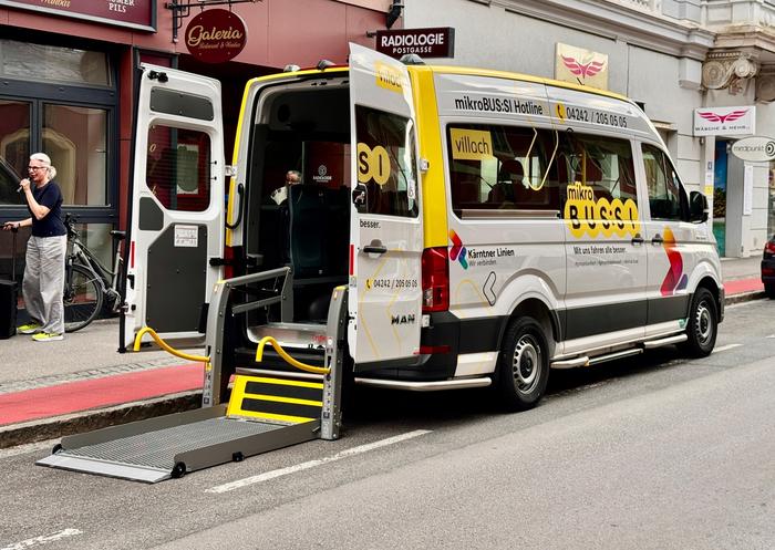 Die vier Busse aus den Niederlanden wurden extra umgebaut. Bis zu acht Personen können im Bus mitfahren