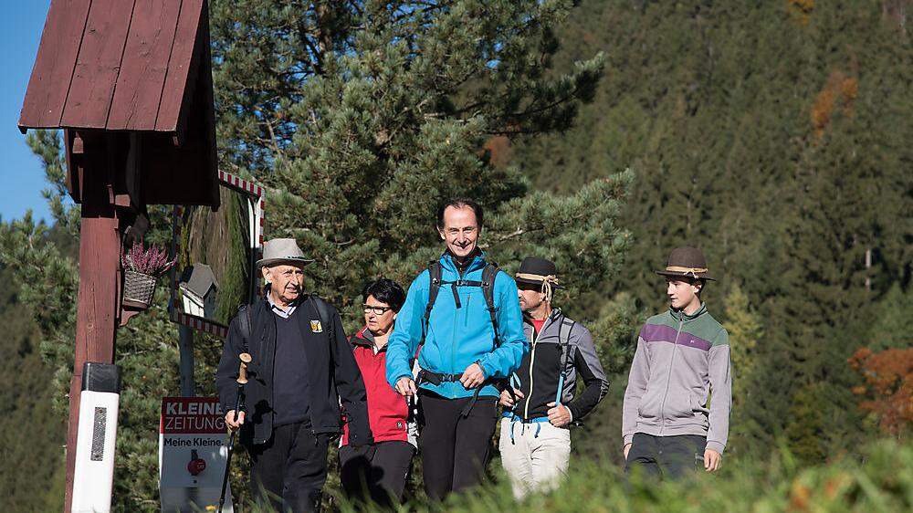 Bergpilgerweg Hoch & Heilig: Pilgergruppe bei einem Wegkreuz in Maria Luggau