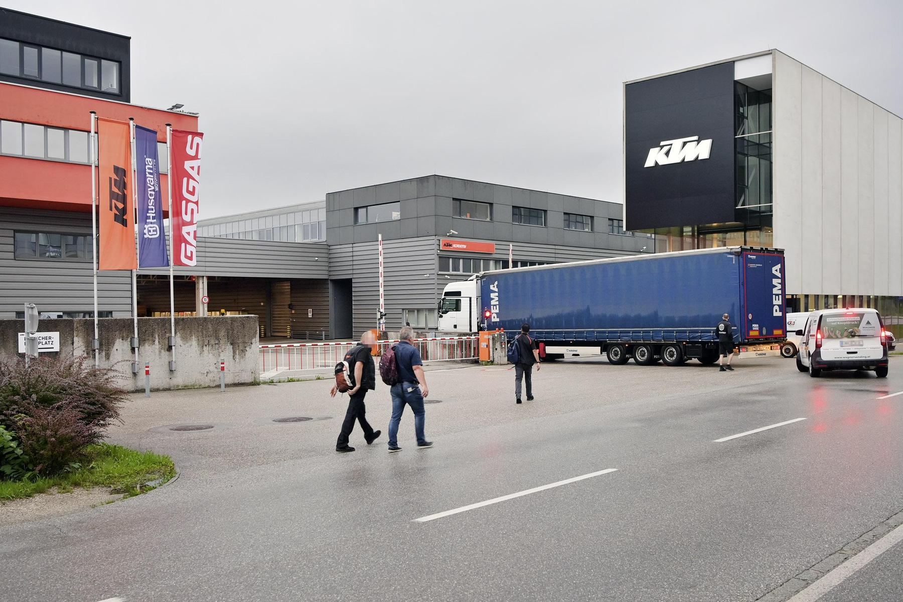 KTM: Bajaj spricht über Kürzungen und wirf Ex-Managern Gier vor