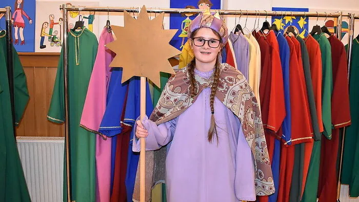 Lydia Biedermann (14) aus Feldkirchen kennt sich mit allen Königen bestens aus. Sie ist seit neun Jahren als Sternsinger unterwegs, einen „fixen König“ hat sie nicht: „Wir wechseln das eigentlich immer so durch, das entsteht alles sehr spontan, im Laufe der Zeit kennt man dann ja schon alle Texte.“ Als Grund für ihr Engagement nennt sie den sozialen Hintergrund: „Ich mache das sehr gerne, mit dem Wissen, dass man anderen Menschen, denen es nicht so gut geht wie uns, ein besseres Leben schaffen kann.“