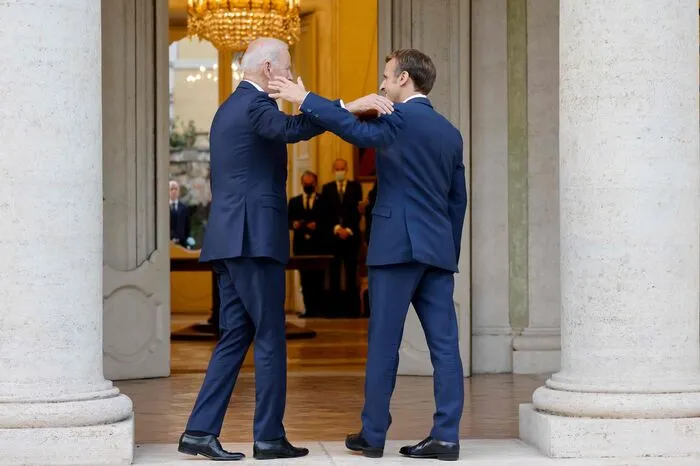 Eine herzliche Begrüßung gab's auch mit dem französischen Präsidenten Emmanuel Macron.