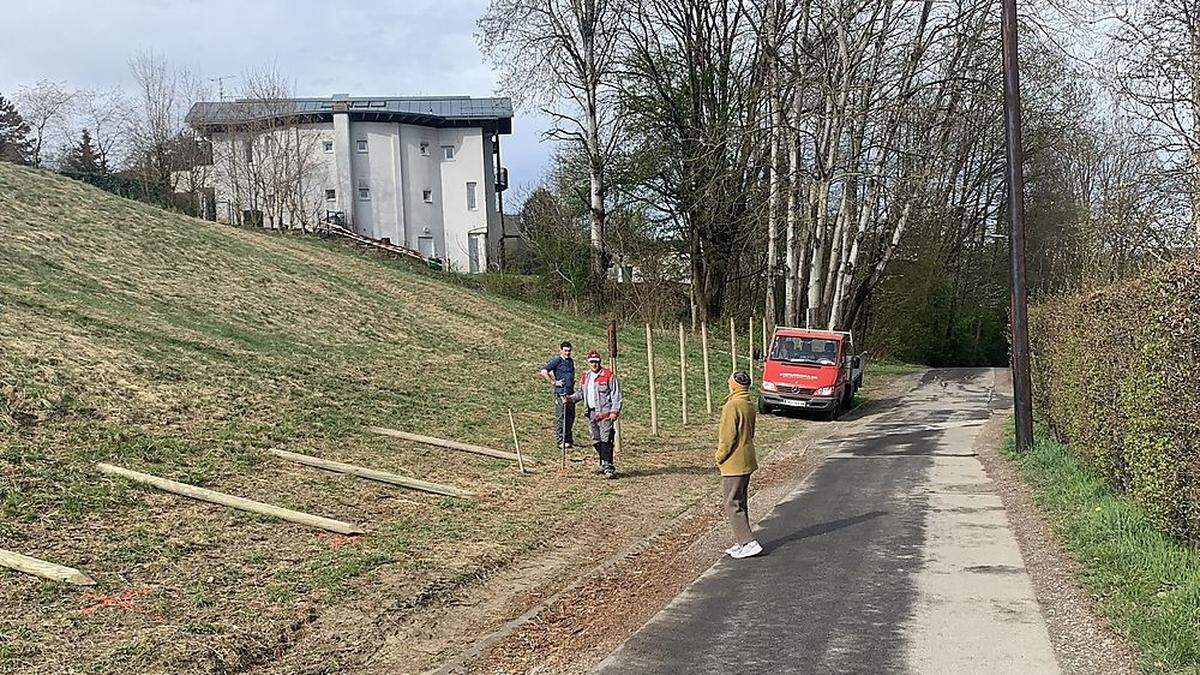 Odilien zäunen ihr Wald- und Wiesen-Grundstück jetzt ein.