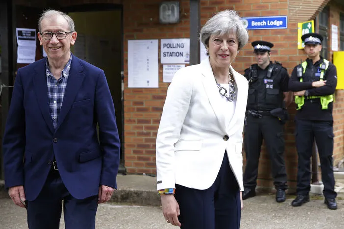 Premier Theresa May, die die Wahlen vom Zaun gebrochen hat, gab zusammen mit ihrem Mann Philip ihre Stimme in ihrem Wahlkreis in Maidenhead westlich von London ab.