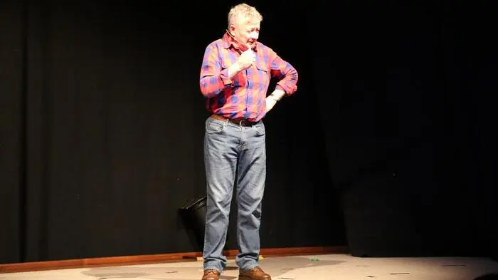 Der Moderator des Abends, Karl Fritz, begrüßte die über 200 Besucher im Dorfhof Markt Hartmannsdorf. Er führte auch gekonnt und humorvoll durch den Abend.