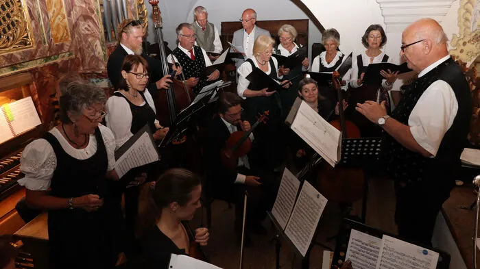 Wie bereits am Ostersonntag hat der Chor am Sonntag, unter Leitung von Alois Gaggl zusammen mit den Solisten Heidrun Ferianz (Sopran), Michael Hasslacher (Tenor), Franz Duss (Bass), Michael Wandaller (Orgel) und dem Streicherensemble Ossiach die Messe in G-Dur von Franz Schubert  und Halleluja, Amen von G.F. Händel gesungen.