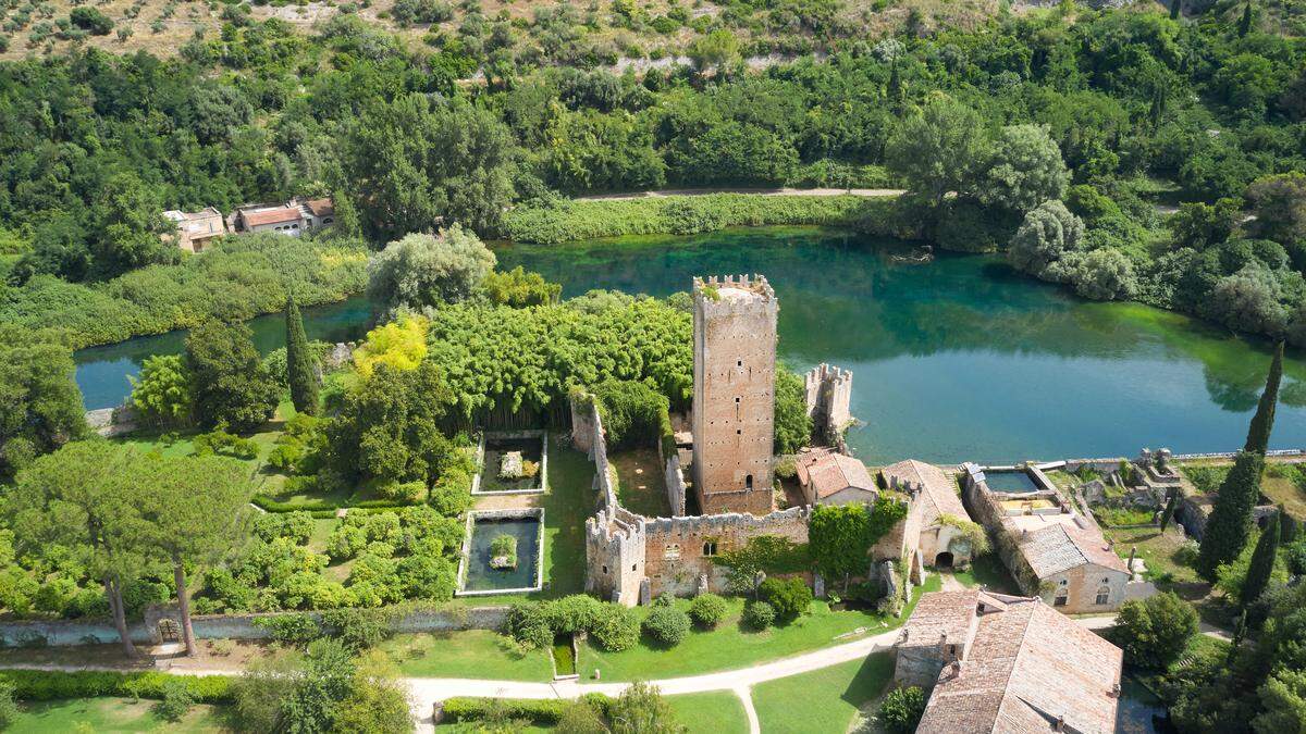 Der Garten von Ninfa ist ein Naturdenkmal. Im 20. Jahrhundert gestaltete die Familie Caetani den botanischen Garten