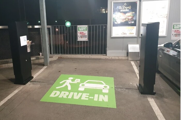 ... für eine Premiere und tischt den ersten Parkplatz-Drive-In auf.