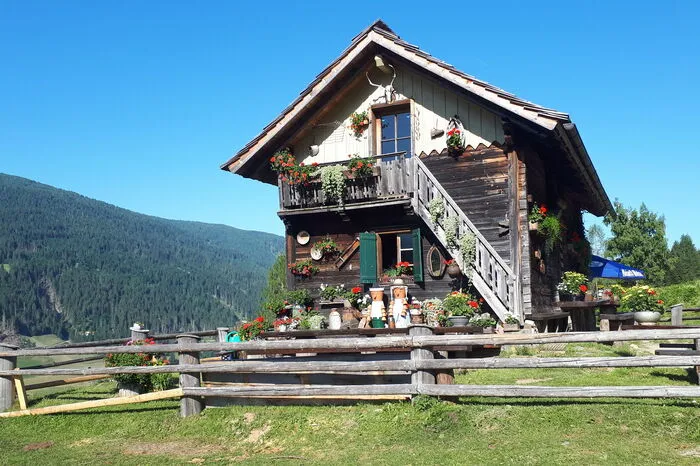 Die Jausenstation auf der Steineckenalm liegt idyllisch am Brot- und Morendenwanderweg. Hier kann man eine Pause einlegen und die Seele baumeln lassen.