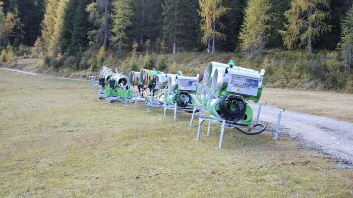 Zehn Schneekanonen warten auf den Abtransport