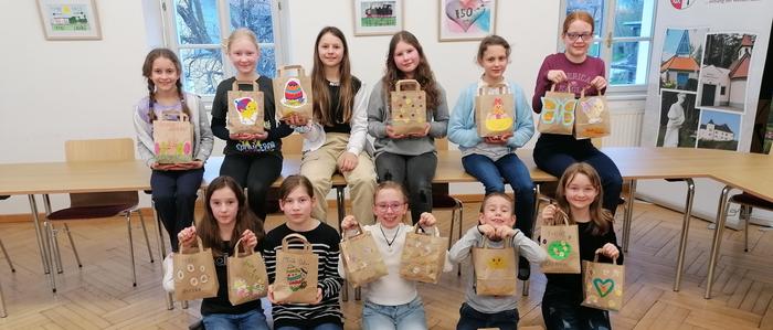 Der Kindergemeinderat Wies mit den selbst gestalteten Geschenksackerln für die traditionelle Osternestsuche