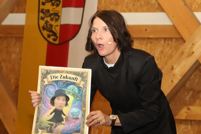 Die Kabarettistin Katrin „Kathi“ Winkler als „Herta“ aus Völkermarkt als Kartenlegerin.
