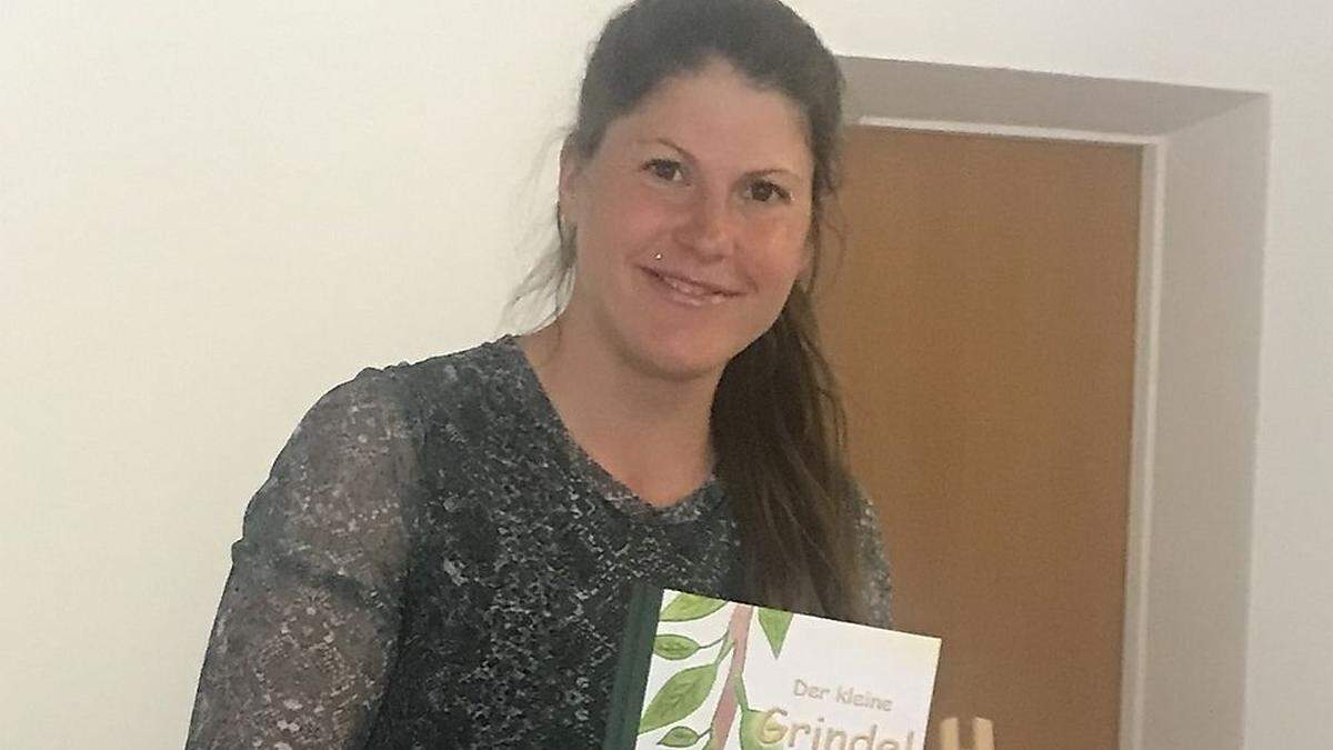 Caroline Strasser mit ihrem Buch &quot;Der kleine Grindel&quot;