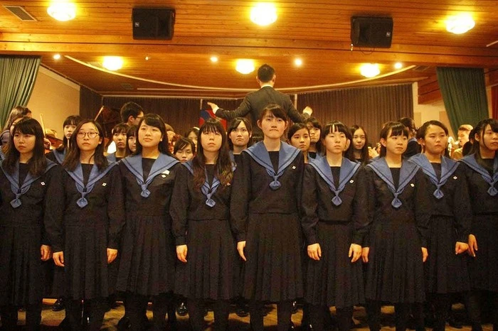 ...gestaltete der Highschool Chor Osaka samt kleinem Orchester...
