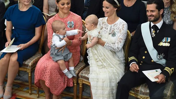 Kronprinzessin Victoria von Schweden und Prinzessin Sofia mit ihren Söhnen, den Prinzen Oscar und Alexander, in Stockholm bei der Taufe des fünf Monate alten Alexanders Anfang September...