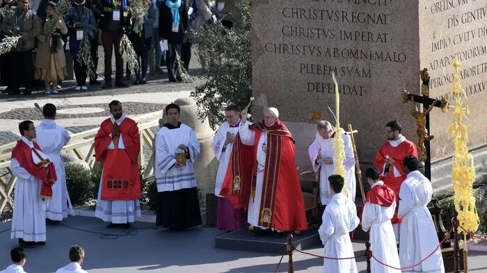 Papst Franziskus hat am Sonntagvormittag auf dem Petersplatz die liturgische Feier zum Palmsonntag als Auftakt der Karwoche zelebriert.