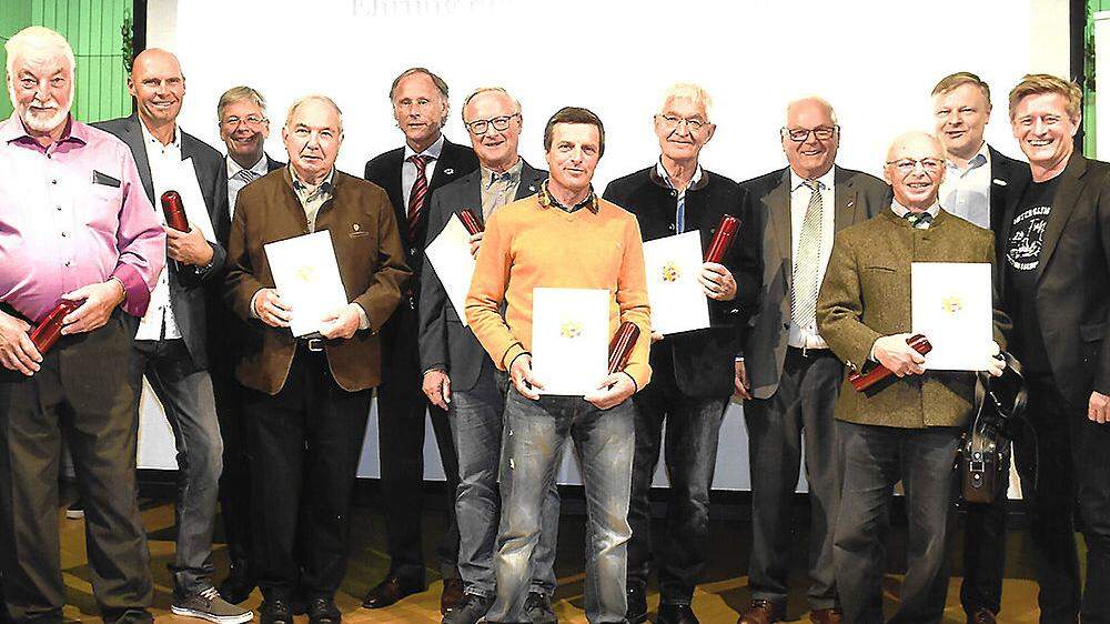 Rudolf Kremser (Vierter von links) wurde in Klagenfurt für seine Verdienste im Sport geehrt