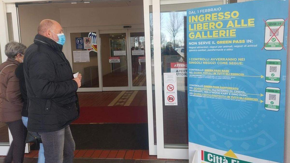 In Einkaufszentren, wie hier in Città Fiera in Udine Nord, werden Nachweise und Masken streng eingefordert