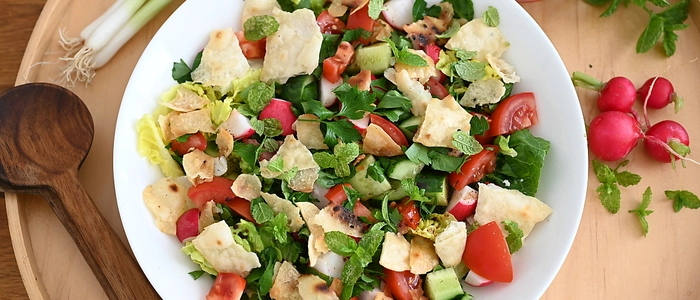 Der Brotsalat ist leicht säuerlich, süßlich und fruchtig