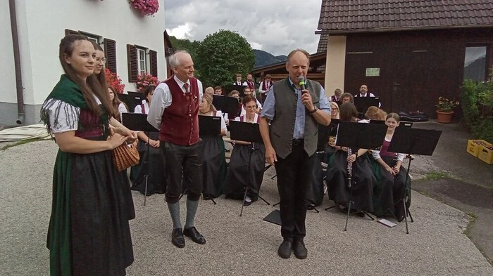 Viele Besucherinnen und Besucher freuten sich, der Gastwirtsfamilie zum Jubiläum gratulieren zu können. 