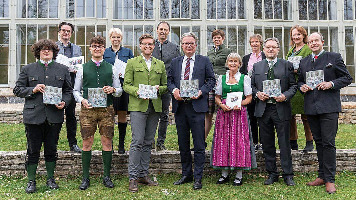 Landeshauptmann Christopher Drexler (4. v. l.) und der Geschäftsführer der Volkskultur Steiermark GmbH Simon Koiner (3. v. l.) stehend mit Vertretern der volkskulturellen Verbände