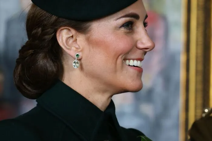 Kate erschien traditionell im grünen Mantel mit Kleeblatt-Brosche.