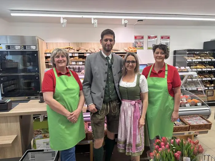 Ute Christöfl (2.v.l.) übernahm die Nahversorgung in Wald am Schoberpass