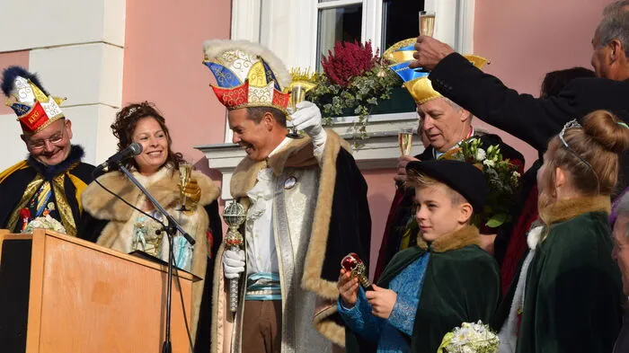 Vor wenigen Tagen wurde sie wieder eingeläutet - die Faschingssaison. Auch die Faschingsgilde Kirchberg rüstet sich für die närrische Zeit: Neue Prinzenpaare ergriffen das Zepter und sind nun für ein Jahr im Amt. Prinz Walter Bechter und seine Prinzessin Gabriela Deutsch nahmen die Verantwortung gerne an. Ebenso das Kinderprinzenpaar Robin und Anja Faul. Klicken Sie sich durch den Bilderreigen rund um ihren Amtsantritt.