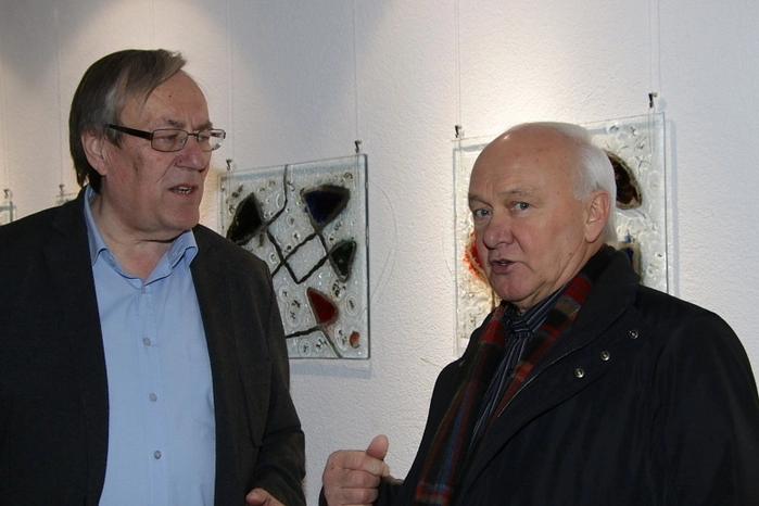 Die Begrüßung und Eröffnung der Ausstellung nahm Bürgermeister Ernst Meixner (links) vor, für den musikalischen Part sorgte Ingo Herzmaier. Unter der großen Besucherschar waren auch Vizebürgermeister Walter Gaich, GKB-Vorstandsdirektor Helmuth Landsmann sowie Künstlerkollegen, unter anderen Marianne Landsmann und Felix Brunner.