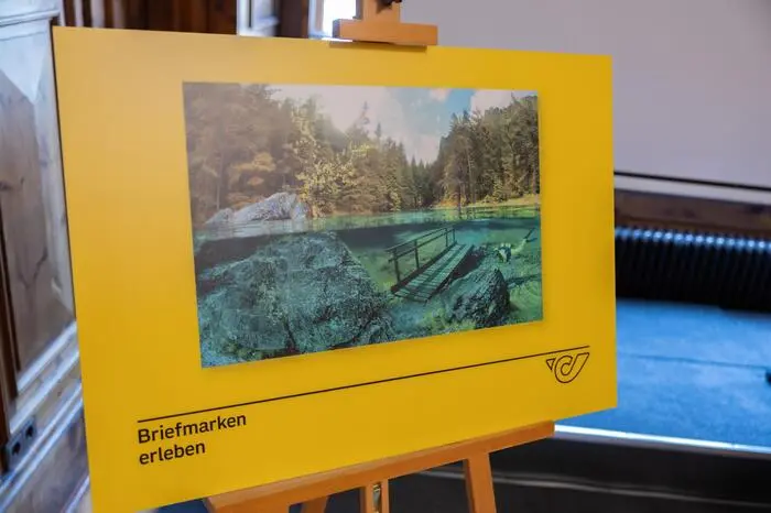 Die diesjährigen Europa-Marken widmen sich dem Thema „Unterwasser Fauna und Flora“, weshalb die mit UV-Lack veredelte österreichische Sonderbriefmarke eine Fotografie des unter Naturschutz stehenden Grünen Sees in der steirischen Gemeinde Tragöß-St. Katharein ziert. Das Foto machte der steirische Fotografe Heinz Toperczer.