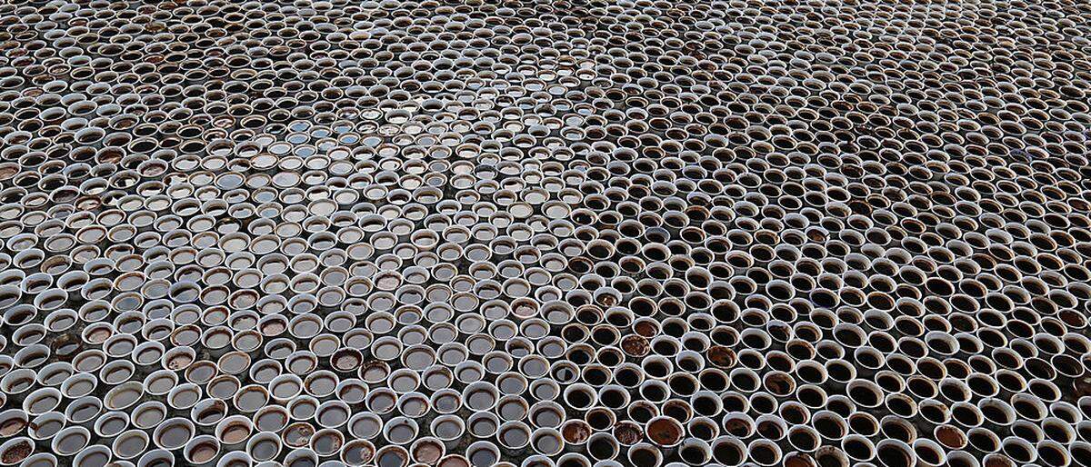 Tausende Tassen, gefüllt mit Kaffee