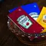 Ketchup, Senf und Mayonnaise in Plastikverpackung