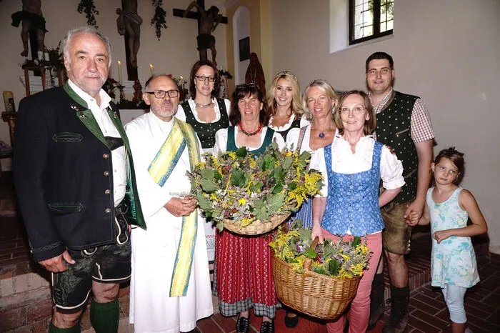 In der Kalvarienbergkirche fand die traditionelle Kräuterweihe durch Diakon Johann Glück aus Knittelfeld statt. Die von den Bäuerinnen gebundenen Kräuterbüschel, bestehend aus sieben Kräutern, wurden an die Wanderer verkauft.