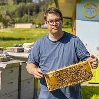 Die heimischen Imker, hier Christian Salzer vom Bienenzuchtverein St. Veit und Umgebung, sind mit dem heurigen Honigertrag sehr zufrieden