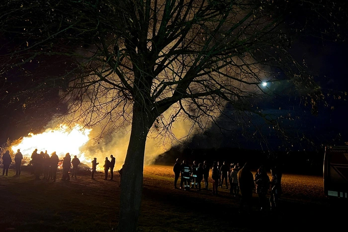 Das Osterfeuer der SPÖ neben der Festhalle Unterrohr...